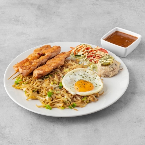 Bami met drie stokjes kipsaté en een spiegelei (incl. €0,35 plastic toeslag)