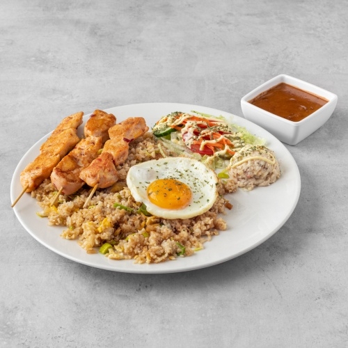 Nasi met drie stokjes kipsaté en een spiegelei (incl. €0,35 plastic toeslag)
